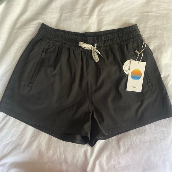 🆕Vuori Scout Short in Vintage Black • Woman’s Size Small - Picture 2 of 9